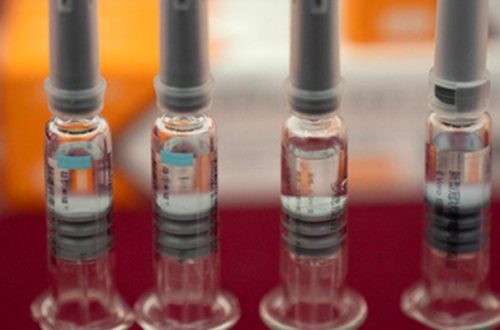 Los países menos favorecidos del mundo recibirán un total de 200 millones de dosis de la futura vacuna anticoronavirus. En la imagen, la vacuna producida por SinoVac en Pekín, China. Foto Ap