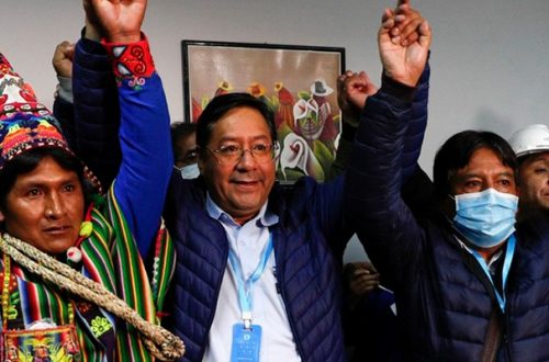 Luis Arce, candidato presidencial del Movimiento al Socialismo, celebra su victoria junto con partidarios durante conferencia de prensa en La Paz. Foto Ap