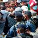 Migrantes hondureños rompen una barrera policiaca para entrar a Guatemala, en su camino hacia EU. Foto Afp