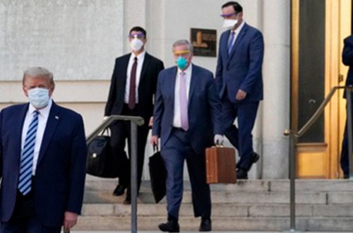 Portando un cubreboca, el presidente de Estados Unidos abandonó el hospital donde fue atendido por Covid-19. Foto Ap