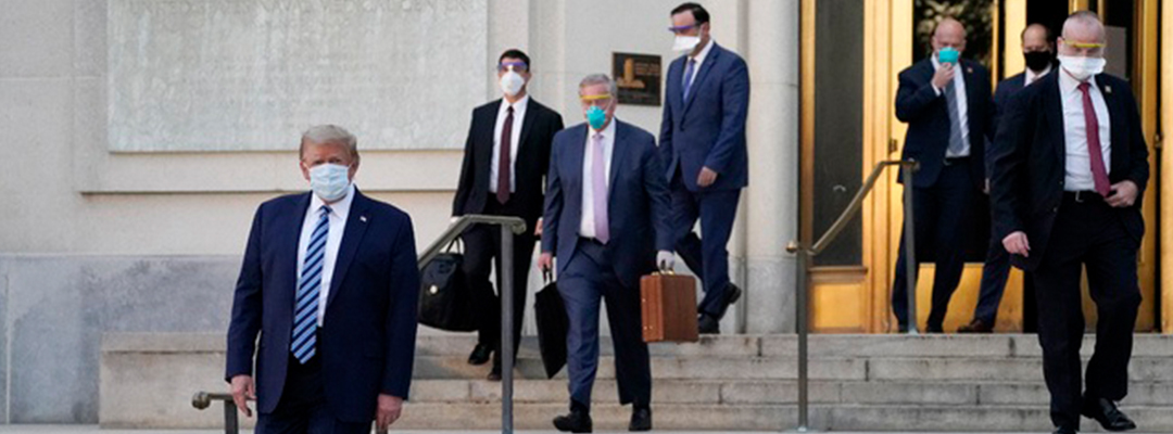 Portando un cubreboca, el presidente de Estados Unidos abandonó el hospital donde fue atendido por Covid-19. Foto Ap