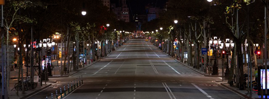 Una calle vacía de Barcelona, durante el nuevo estado de alarma nacional en España. Foto Ap
