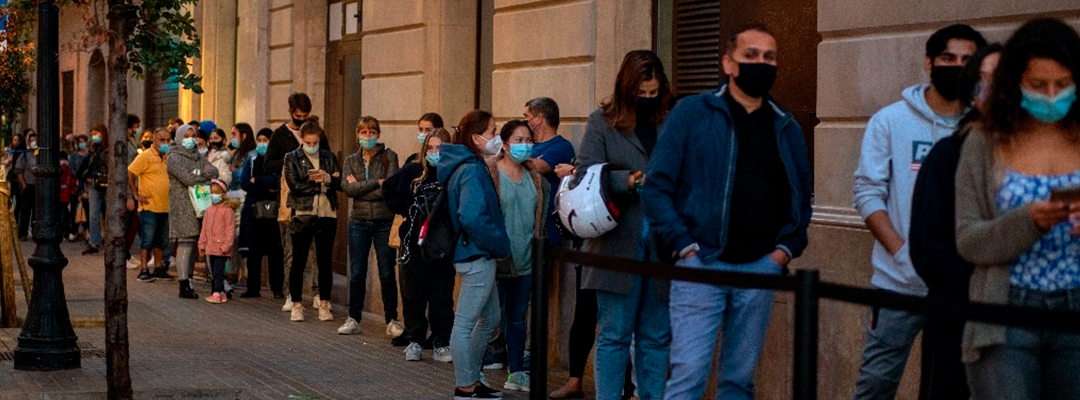 Clientes esperan ingresar a una tienda departamental en el centro de Barcelona, España, el 29 de octubre de 2020, luego de que el Congreso español aprobó la extensión del estado de emergencia por Covid-19 hasta mayo, medida que establece un toque de queda nocturno. Foto Ap