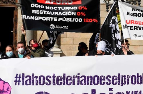 Manifestantes en Barcelona protestan el 28 de octubre de 2020 contra el cierre de bares y restaurantes en la región de Cataluña, dispuesto hace dos semanas, para enfrentar la expansión del coronavirus. Foto Afp