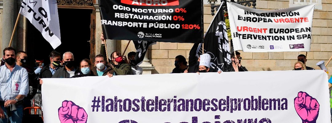 Manifestantes en Barcelona protestan el 28 de octubre de 2020 contra el cierre de bares y restaurantes en la región de Cataluña, dispuesto hace dos semanas, para enfrentar la expansión del coronavirus. Foto Afp