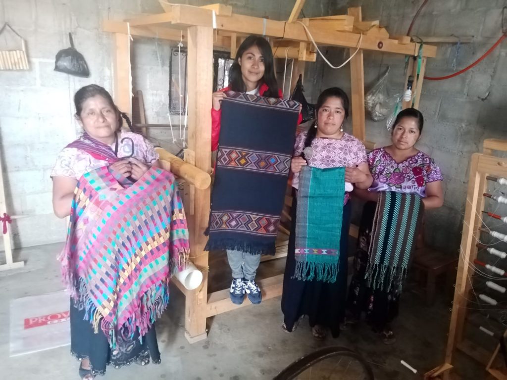 Gabriela Morales y mujeres bordadoras tsotsiles del municipio de Zinacantán, Chiapas