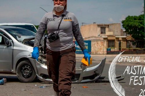 Fotograma de la cinta en la que se da seguimiento a un equipo de peritos forenses, cuya labor es interminable debido a la cantidad de delitos diarios en Ciudad Juárez. El contexto de violencia afecta su vida profesional y personal. Foto tomada del Twitter de @Muzungu_
