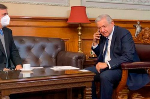 El canciller Marcelo Ebrard junto al presidente López Obrador en llamada con Luis Arce. Foto tomada del Twitter de @lopezobrador_