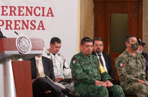 El presidente López Obrador acompañado por varios integrantes de su gabinete durante la conferencia de esta mañana. A la derecha, el consejero jurídico, Julio Scherer. Foto Cuartoscuro