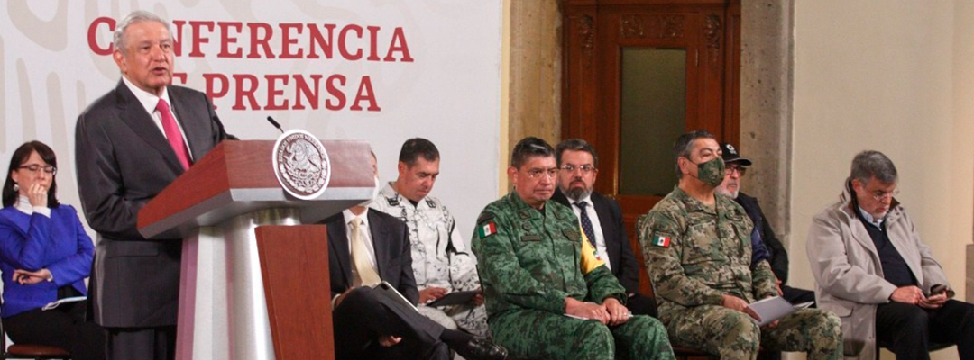 El presidente López Obrador acompañado por varios integrantes de su gabinete durante la conferencia de esta mañana. A la derecha, el consejero jurídico, Julio Scherer. Foto Cuartoscuro