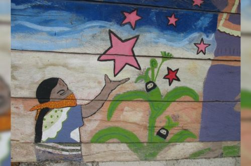 Aspecto de uno de los murales autóctonos en la bodega zapatista de Cuxuljá, Chiapas, que fue incendiada por transportistas afiliados a la ORCAO. Foto Hermann Bellinghausen / Archivo