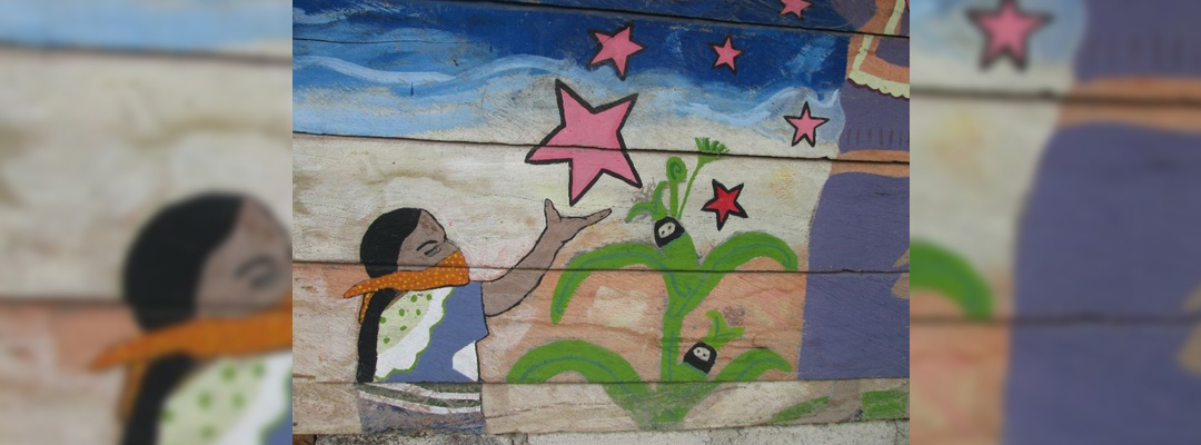 Aspecto de uno de los murales autóctonos en la bodega zapatista de Cuxuljá, Chiapas, que fue incendiada por transportistas afiliados a la ORCAO. Foto Hermann Bellinghausen / Archivo