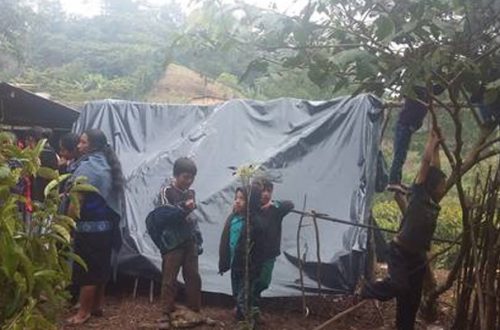 Desplazados de la comunidad Majompepentic, municipio de Chenalhó, Chiapas, se resguardan en un campamento situado en las afueras de esa localidad. Foto Elio Henríquez/ archivo
