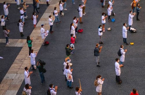 Algunos residentes médicos se despojaron de prendas como parte de la protesta contra sus condiciones de trabajo en medio de la pandemia, en Barcelona, España. Foto Ap