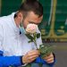Un hombre, con una cubrebocas que abarca de manera parcial su rostro, sostiene una rosa en Bucarest, cuando el gobierno rumano anunció nuevas medidas restrictivas en su esfuerzo por contener la pandemia de Covid-19, en este país de Europa Oriental. Foto AP