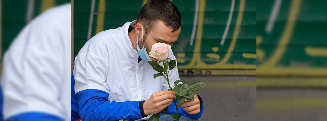 Un hombre, con una cubrebocas que abarca de manera parcial su rostro, sostiene una rosa en Bucarest, cuando el gobierno rumano anunció nuevas medidas restrictivas en su esfuerzo por contener la pandemia de Covid-19, en este país de Europa Oriental. Foto AP