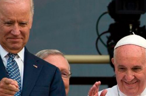 El papa Francisco y el entonces vicepresidente estadunidense, Joe Biden, en imagen del 24 de septiembre de 2015 en Washington. Foto Afp