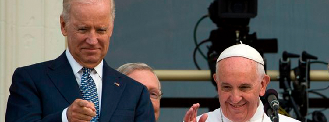 El papa Francisco y el entonces vicepresidente estadunidense, Joe Biden, en imagen del 24 de septiembre de 2015 en Washington. Foto Afp