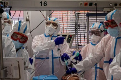 Un paciente con coronavirus es tratado en una unidad de cuidados intensivos en el hospital Severo Ochoa, a las afueras de Madrid, España. Foto Ap