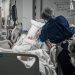 Personal médico del hospital Robert Boulin en Libourne, Francia, atienden a un paciente con Covid-19. Foto Afp