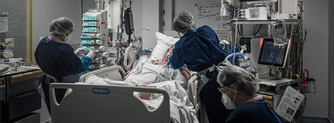 Personal médico del hospital Robert Boulin en Libourne, Francia, atienden a un paciente con Covid-19. Foto Afp