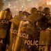 Violentos choques entre la policía y manifestantes por la destitución del presidente Martín Vizcarra, dejaron al menos 27 heridos en Perú. Foto Ap