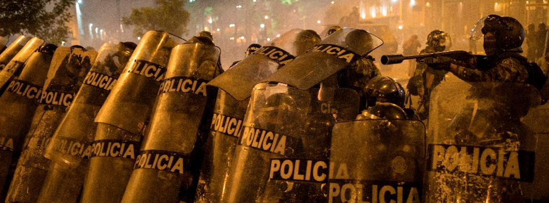 Violentos choques entre la policía y manifestantes por la destitución del presidente Martín Vizcarra, dejaron al menos 27 heridos en Perú. Foto Ap