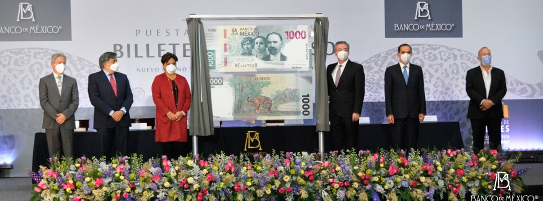 El Gobernador del Banco de México, Alejando Díaz de León, presentó el nuevo billete de mil pesos mexicanos. Foto tomada de www.facebook.com/BanxicoOficial