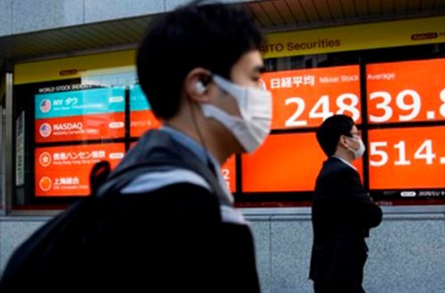 En Asia, el índice estrella Nikkei de la bolsa de Tokio cerró en fuerte alza de 2.12 por ciento, un nivel que no se veía desde 1991. La imagen, hoy en la capital japonesa. Foto Afp
