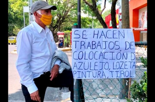 Una persona desempleada, quien ofrece servicios de albañilería, para generar ingresos a su familia, durante la nueva normalidad en la Fase 3 de la pandemia en la Ciudad de México, el 8 de junio de 2020. Foto Luis Castillo