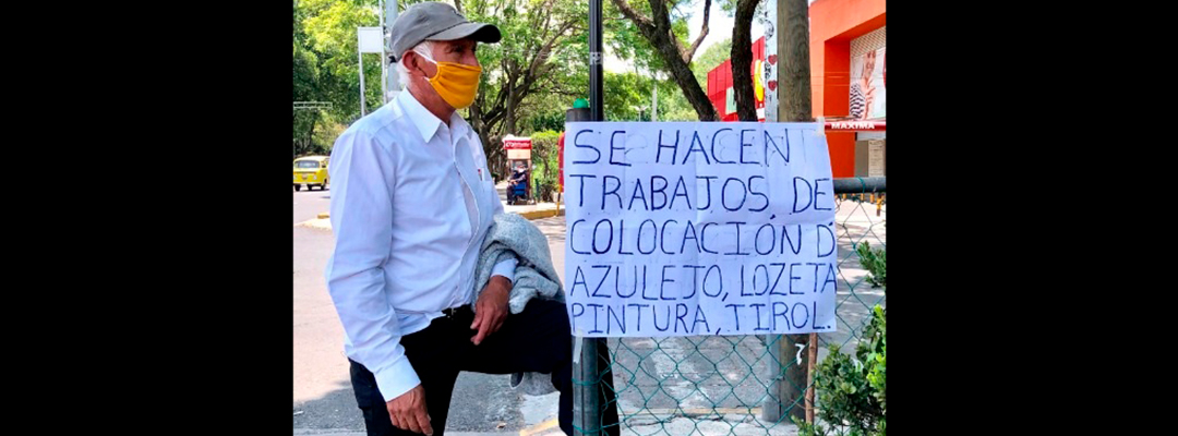 Una persona desempleada, quien ofrece servicios de albañilería, para generar ingresos a su familia, durante la nueva normalidad en la Fase 3 de la pandemia en la Ciudad de México, el 8 de junio de 2020. Foto Luis Castillo