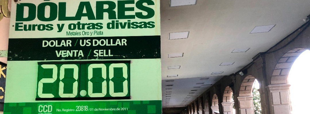 El peso concluyó la sesión de este lunes en 20.15 pesos por dólar. Foto Luis Castillo / Archivo