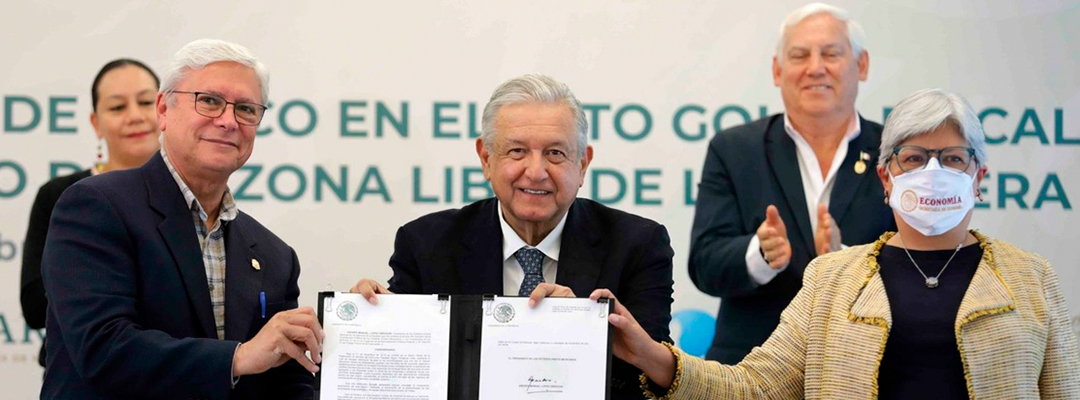 El presidente López Obrador viajó a Mexicali este mismo viernes cuando previamente firmó el decretó mediante el cual se prolonga la vigencia de la zona franca con estímulos fiscales para los 43 municipios de la frontera norte hasta finales de su administración. Foto cortesía Presidencia