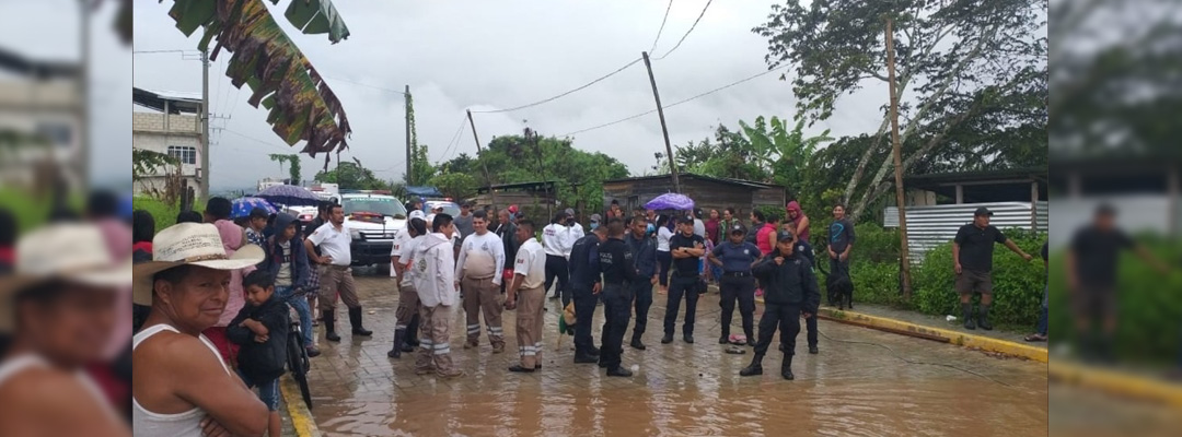 Elementos de Protección Civil de Ocosingo ayudaron en la evacuación y traslado de personas a un refugio temporal ante las precipitaciones que se registran en Chiapas, el 19 de noviembre de 2020. Foto tomada del Twitter de @pcivilchiapas