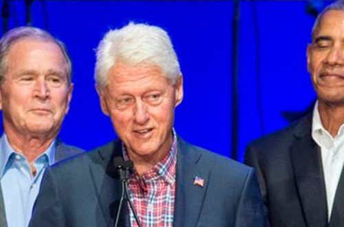 Barack Obama, George W. Bush y Bill Clinton, ex mandatarios de EU durante un concierto de beneficencia en Texas, en el año 2017. Foto Afp