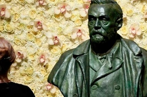 Una visitante observa el busto del fundador del Premio Nobel, Alfred Nobel, antes de la ceremonia de entrega en la Sala de Conciertos de Estocolmo, Suecia, el 10 de diciembre de 2019. Foto Afp