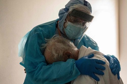 El Dr. Joseph Varon atiende a paciente con Covid-19 en la unidad de cuidados intensivos del United Memorial Medical Center en Houston, Texas. Foto Afp