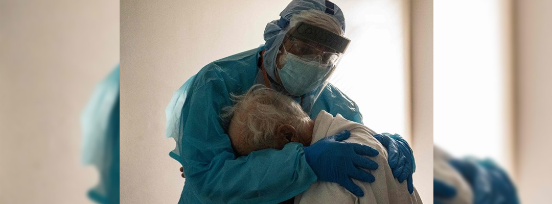 El Dr. Joseph Varon atiende a paciente con Covid-19 en la unidad de cuidados intensivos del United Memorial Medical Center en Houston, Texas. Foto Afp