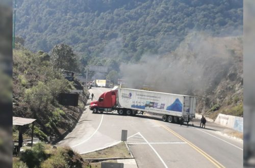 Aspectos del bloqueo magisterial en la autopista de San Cristóbal-Tuxtla Gutiérrez. Foto Elio Henríquez