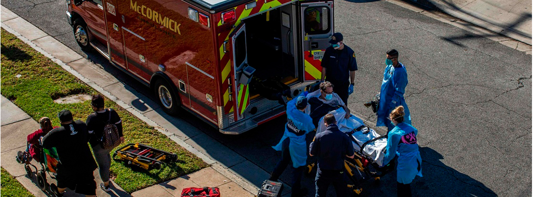Paramédicos ingresan a un posible paciente de Covid-19 a una ambulancia para llevarlo a un hospital en Hawthorne, California, Estados Unidos. Foto Afp / Archivo