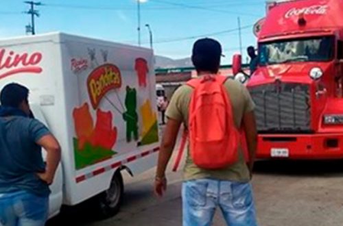 Desde hace 15 días retienen vehículos de la CFE, de empresas refresqueras y de frituras en San Juan Chamula, Chiapas. (Foto/Reforma)