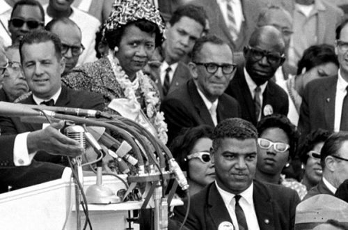 El reverendo Martin Luther King Jr., director de la Conferencia de Liderazgo Cristiano del Sur, habló a miles de personas durante su discurso "Tengo un sueño" frente al Lincoln Memorial, en Washington, el 28 de agosto de 1963. Foto Ap