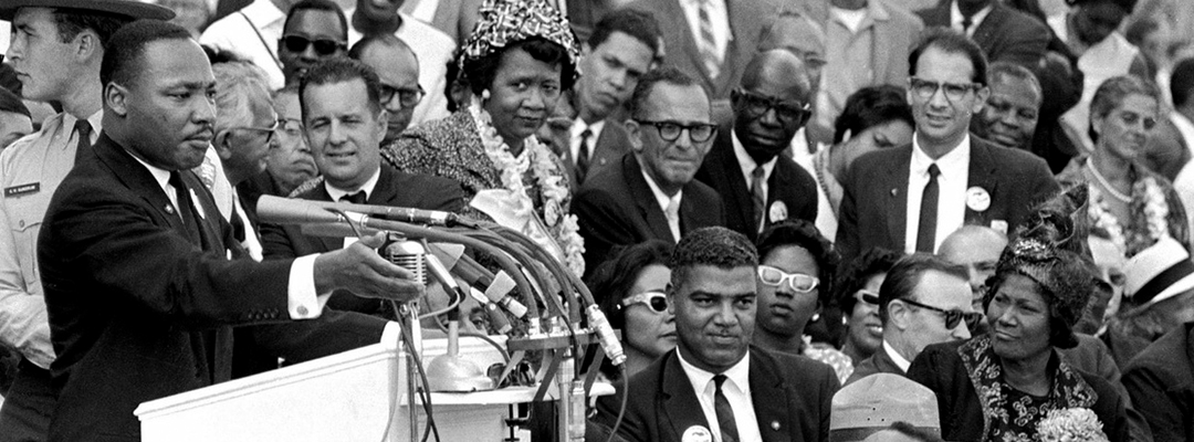 El reverendo Martin Luther King Jr., director de la Conferencia de Liderazgo Cristiano del Sur, habló a miles de personas durante su discurso "Tengo un sueño" frente al Lincoln Memorial, en Washington, el 28 de agosto de 1963. Foto Ap