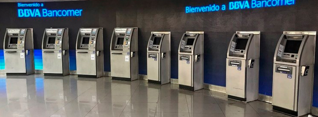 Cajeros automáticos de BBVA Bancomer en la Ciudad de México. Foto Marco Peláez / Archivo
