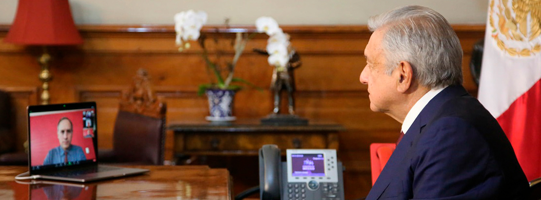 El presidente López Obrador durante la llamada telefónica a su homólogo ruso, Vladimir Putin, y en la que también estuvieron de manera remota el subsecretario de Salud, Hugo López-Gatell, y el canciller Marcelo Ebrard. Foto tomada de Facebook
