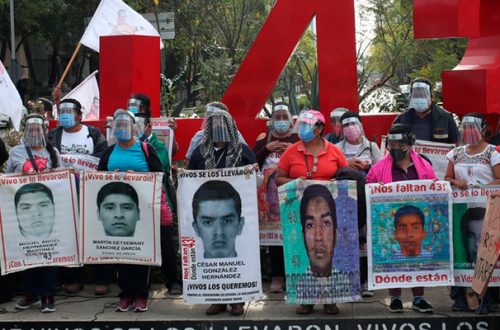 Padres de los 43 normalistas desaparecidos y organizaciones solidarias participaron en la Acción por Ayotzinapa en el antimonumento en la avenida Reforma, el 26 de enero de 2021. Foto José Antonio López