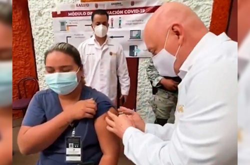 Hoy inició la vacunación de personal médico en Chiapas, gracias a la distribución de las vacunas de Pfizer por parte de las Fuerzas Armadas. Imagen: Captura de video