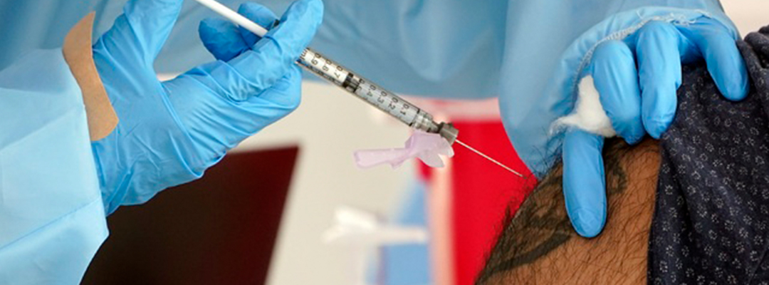 Personal de salud vacuna a una persona contra Covid-19 en la ciudad de Pacoima, California. Foto Ap