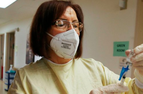 Una enfermera prepara la aplicación de medicamento en un hospital de Los Ángeles. Foto Afp