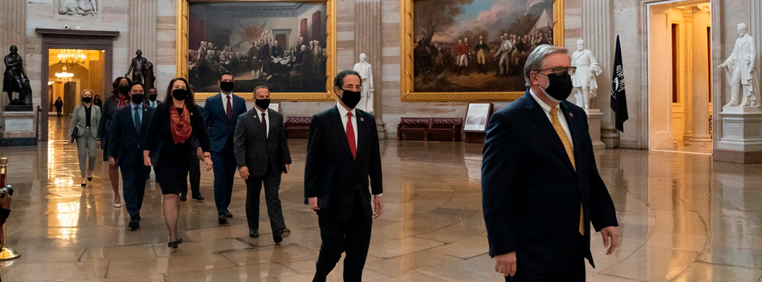 Los gerentes del juicio político contra Donald Trump, caminan por la Rotonda hacia el Senado. Foto Ap